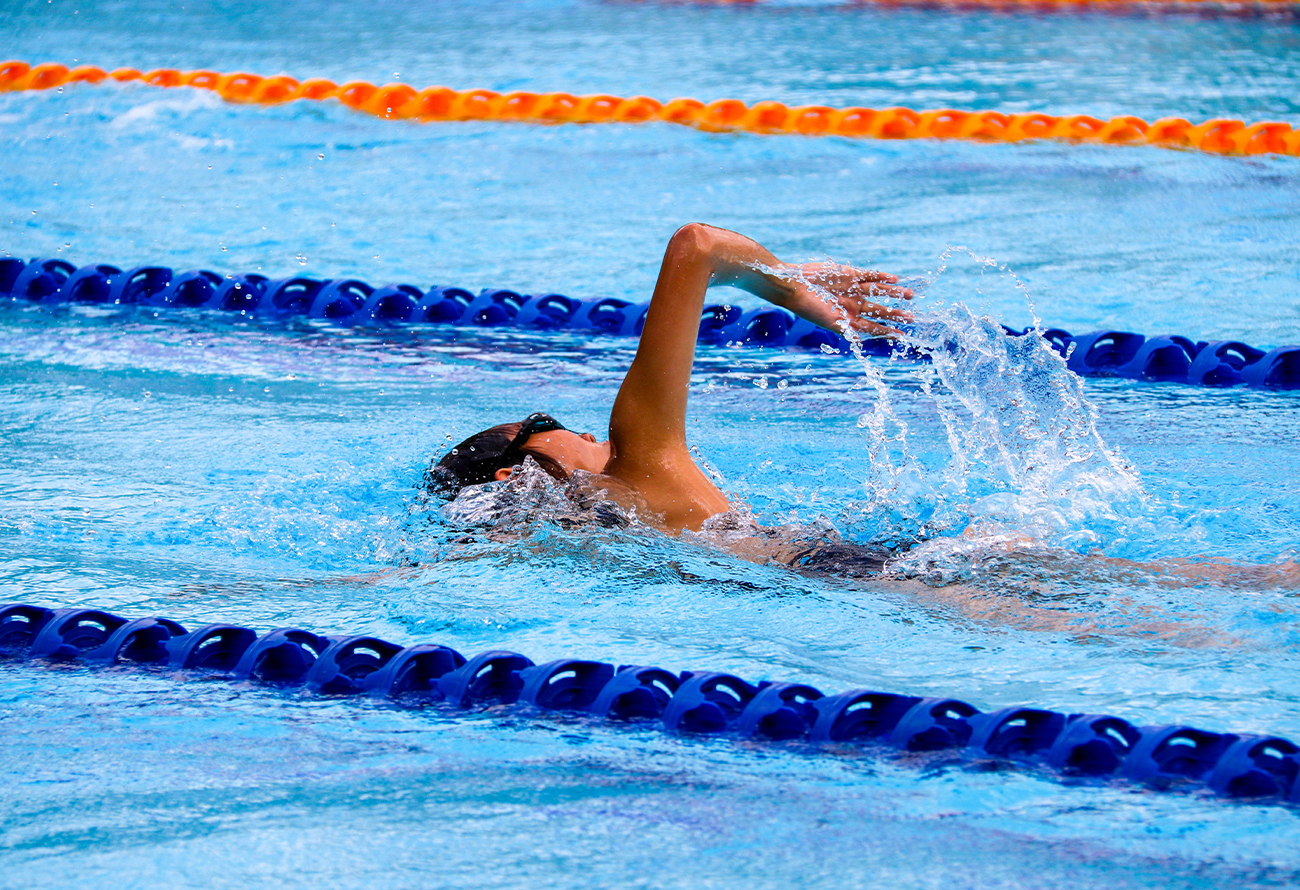 Nuoto in piscina 